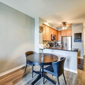 5233 Dundas Street West Dining